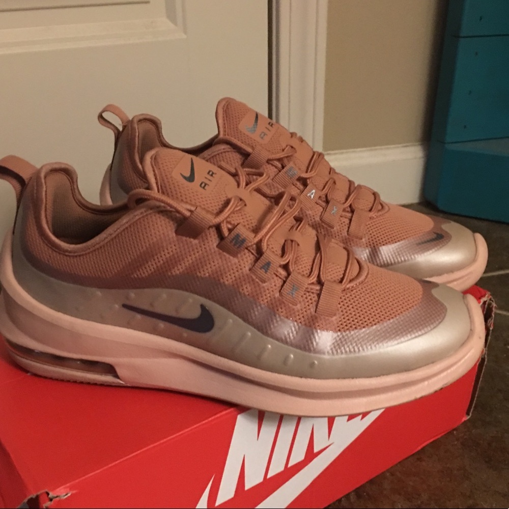 women's Nike Air Max Axis Trainers 8.5 - Picture 1 of 4